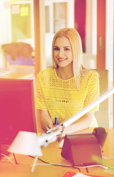 Femme d'affaires avec ordinateur et téléphone au bureau — Photo