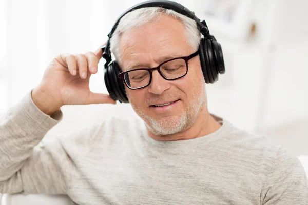 Homem feliz em fones de ouvido ouvir música em casa — Fotografia de Stock