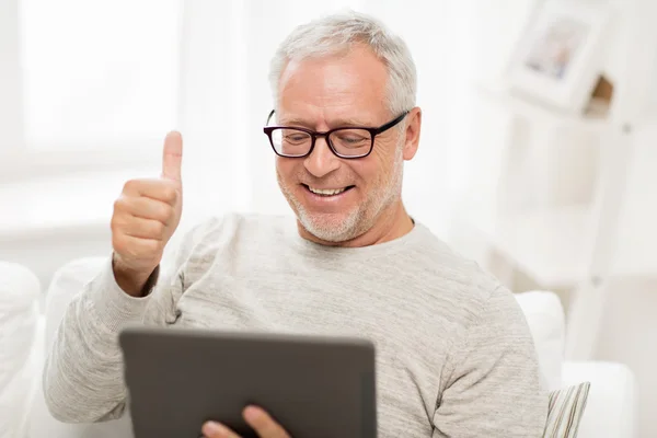 Uomo anziano avendo videochiamata su tablet pc a casa — Foto Stock