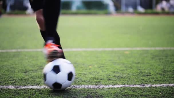 Jogador de futebol jogando com bola no campo — Vídeo de Stock