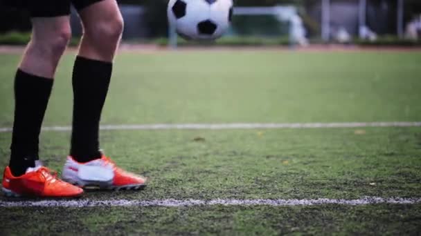 Jugador de fútbol jugando con pelota en el campo — Vídeos de Stock