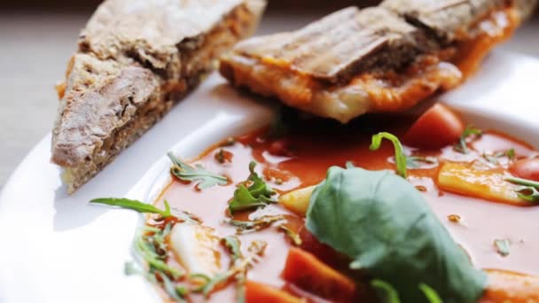 Plato de deliciosa sopa de gazpacho en el restaurante — Vídeos de Stock