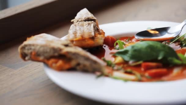 Plaat van heerlijke gazpacho soep in restaurant — Stockvideo