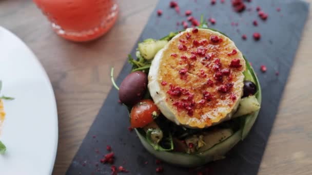 Sopa de gaspacho, salada e bebida no restaurante — Vídeo de Stock