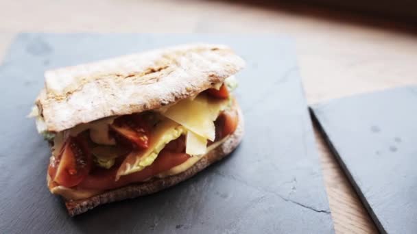 Lachs-Panini und Schinken-Salat im Restaurant — Stockvideo