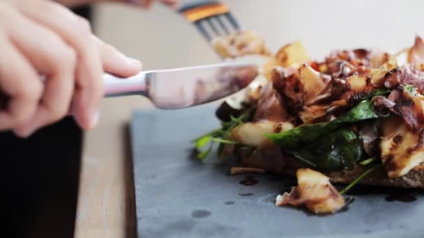 Vrouw prosciutto-ham salade eten in restaurant — Stockvideo