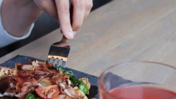 Женщина ест ветчину прошутто салат в ресторане — стоковое видео