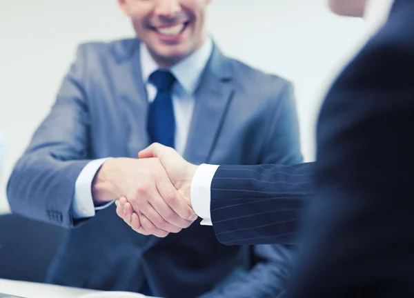 Two businessmen shaking hands in office — Stock Photo, Image