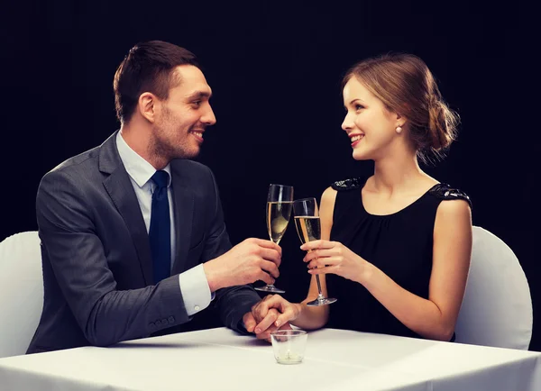 Met glazen champagne bij restaurant (echt) paar — Stockfoto