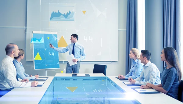 Groep van Glimlachende zakenmensen bijeenkomst in office — Stockfoto