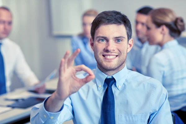 Gruppo di imprenditori sorridenti che si incontrano in ufficio — Foto Stock