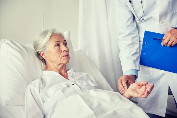 Medico che controlla il polso della donna anziana in ospedale — Foto Stock