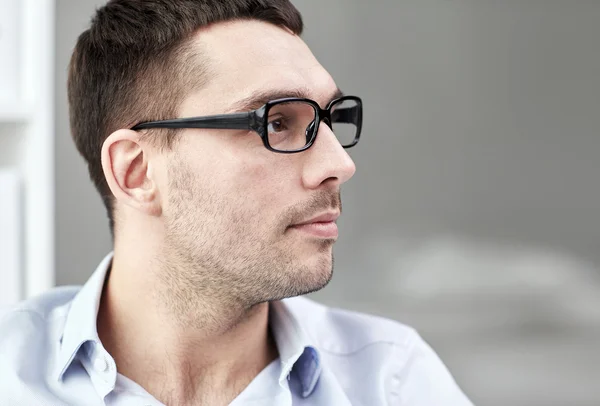 Porträt eines Geschäftsmannes mit Brille im Büro — Stockfoto