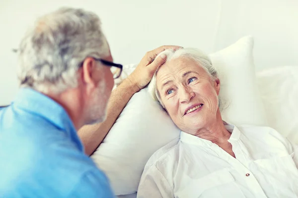 Seniorentreffen auf Krankenhausstation — Stockfoto