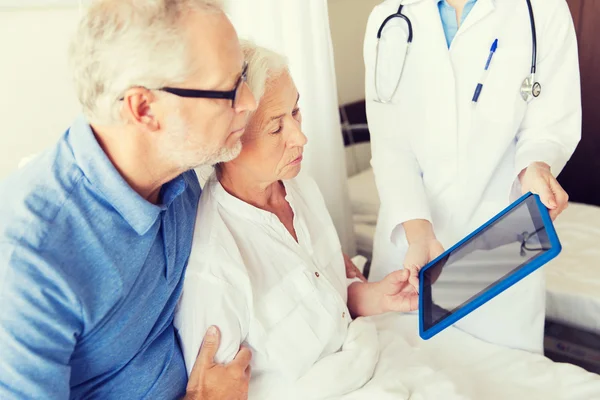 Femme âgée et médecin avec comprimé pc à l'hôpital — Photo