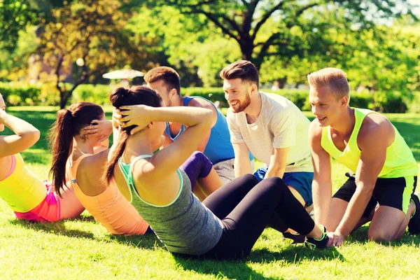 Gruppe von Freunden oder Sportlern, die im Freien trainieren — Stockfoto