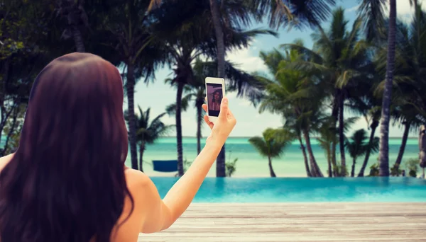 Genç bir kadın akıllı telefonuyla selfie çekiyor. — Stok fotoğraf