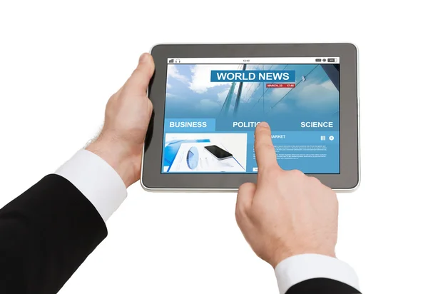 Primer plano de las manos con noticias de negocios en la tableta PC —  Fotos de Stock