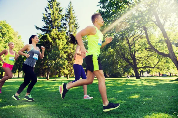 Happid mladí sportovci závodní důvtip odznak čísla — Stock fotografie