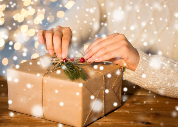 Close up of woman with christmas gift or parcel — Stock Photo, Image