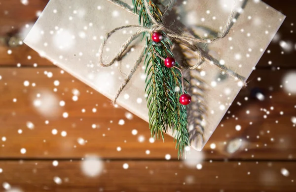 Close up de caixa de presente de Natal com brunch de abeto — Fotografia de Stock