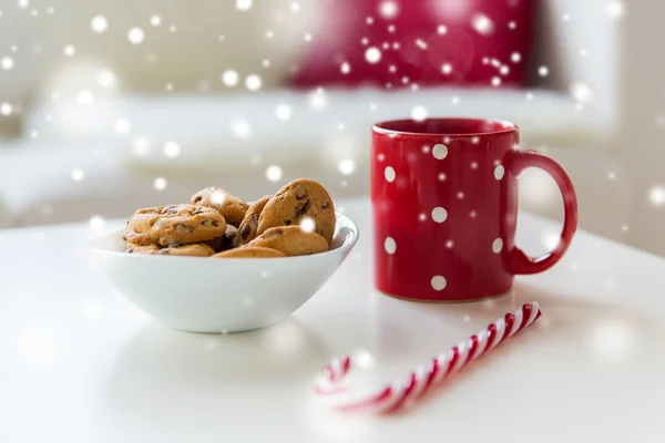 Primer plano de galletas de avena, caramelos de caña de azúcar y taza —  Fotos de Stock