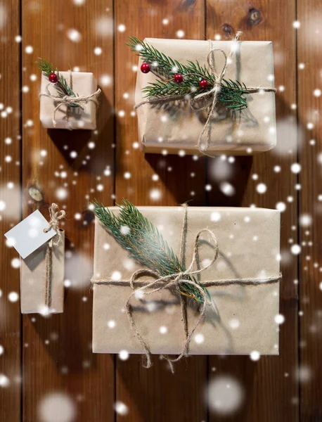 Detailní záběr z vánočních dárků s jedle brunch — Stock fotografie