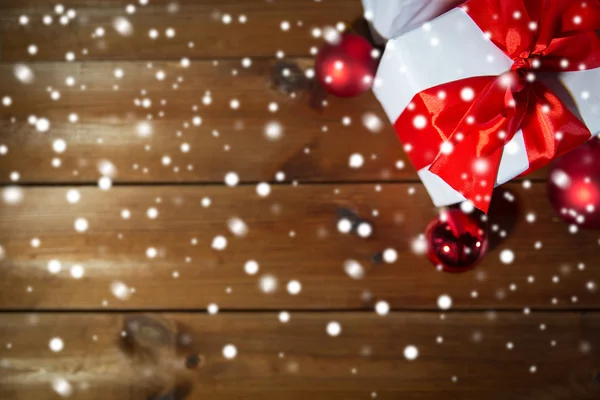 Hediye kutuları ve kırmızı Noel topları kapat — Stok fotoğraf