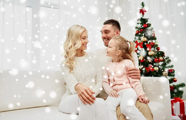 Familia feliz en casa con árbol de Navidad — Foto de Stock