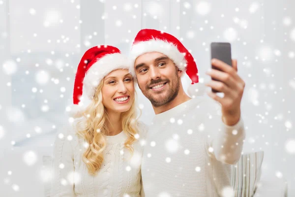 Odběr selfie pár s smartphone na Vánoce — Stock fotografie