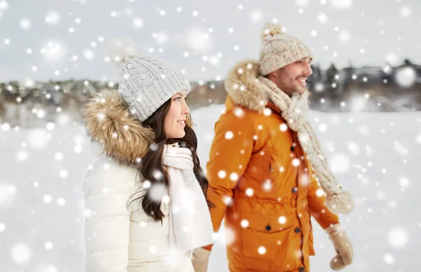 Happy couple walking over winter background — Stock Photo, Image