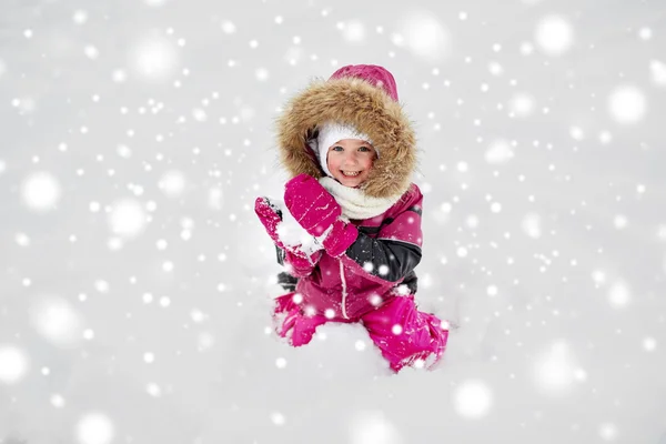 F szczęśliwy małe dziecko lub dziewczyna z śniegu w zimie — Zdjęcie stockowe