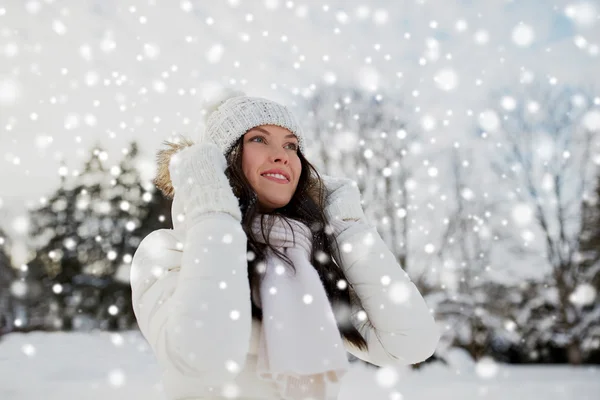 Glückliche Frau im Winter im Freien — Stockfoto