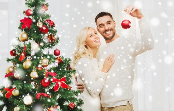 Mutlu çift evde Noel ağacı süslüyorlar. — Stok fotoğraf