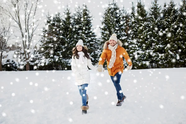 Šťastný pár, v zimě sněhem — Stock fotografie