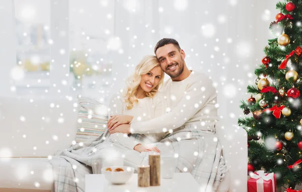 自宅のクリスマス ツリーで幸せなカップル — ストック写真