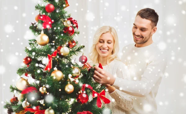 Felice coppia decorazione albero di Natale a casa — Foto Stock