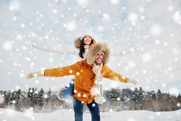 Feliz pareja divirtiéndose sobre fondo de invierno — Foto de Stock