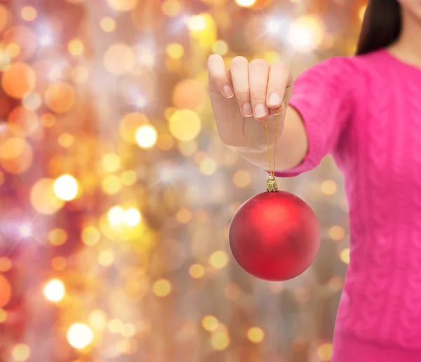 Nahaufnahme einer Frau im Pullover mit Weihnachtskugel — Stockfoto