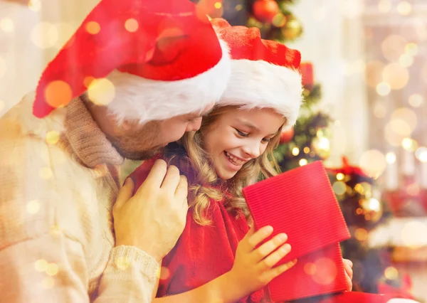 Sonriente padre e hija abriendo caja de regalo — Foto de Stock