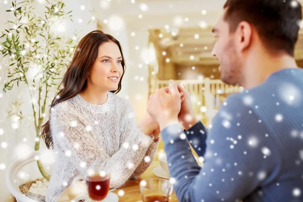 Couple heureux avec thé tenant la main au restaurant — Photo