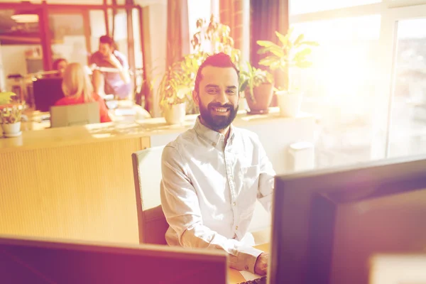 Gelukkig creatieve mannelijke kantoor werknemer met computer — Stockfoto