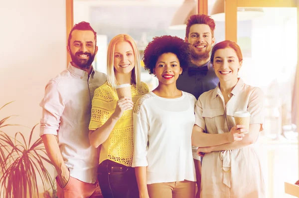 Feliz sorrindo equipe criativa com café no escritório — Fotografia de Stock