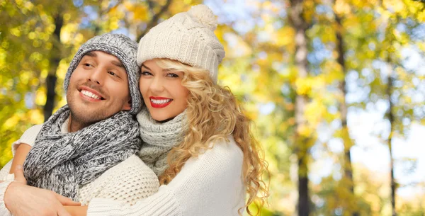 Счастливая пара в теплой одежде осенью — стоковое фото
