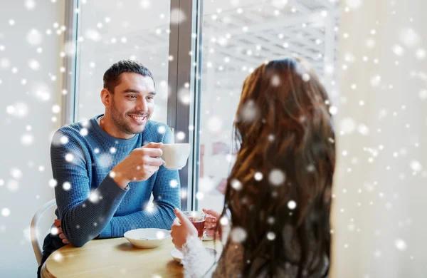 Glückliches Paar trinkt Tee und Kaffee im Café — Stockfoto