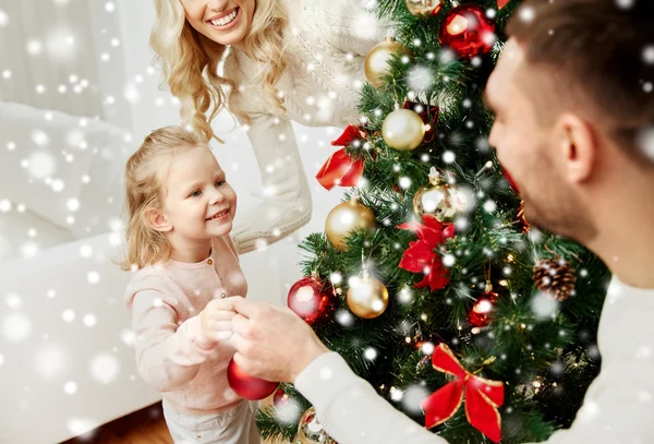 집에서 크리스마스 트리 장식하는 행복 한 가족 로열티 프리 스톡 사진