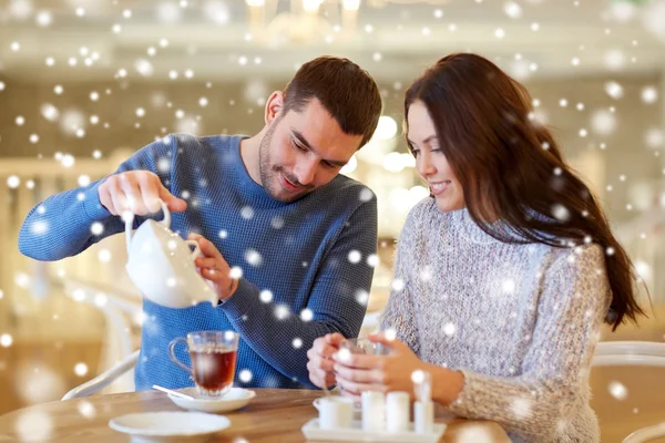 Casal feliz beber chá no café — Fotografia de Stock