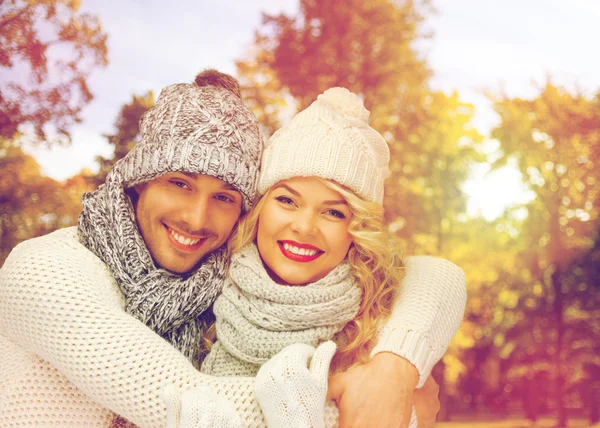Glückliches Paar in warmen Kleidern im Herbst — Stockfoto