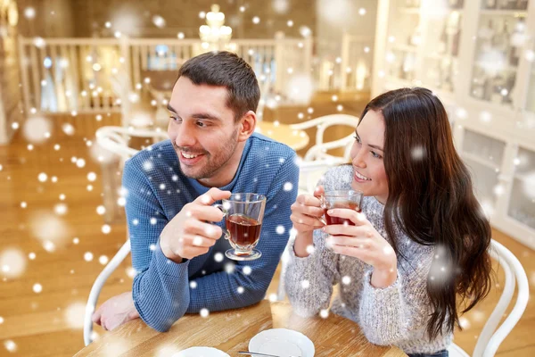 Feliz pareja bebiendo té en la cafetería — Foto de Stock