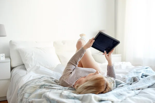 Boldog fiatal nő az ágyban otthon tábla-PC — Stock Fotó